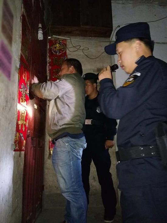 秦皇岛粗心妈妈误将幼女锁家中 民警全城寻开锁师傅开门